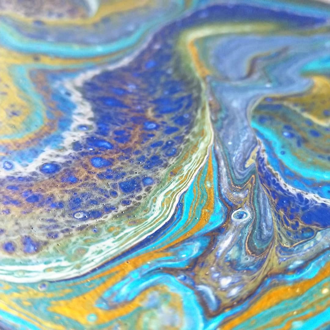 Acrylic Pouring mit Blau, Weiß und Schwarz
