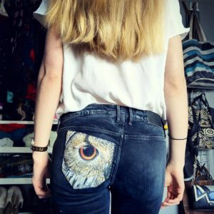 Tragebild einer Jeans mit einer Eule, gemalt mit Acrylfarbe