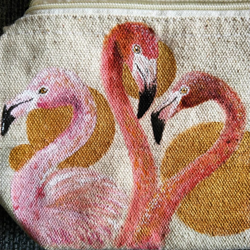 mit Acrylfarbe gemalte Flamingos auf einer Stofftasche mit Reisverschluss, Nahaufnahme